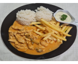 13. Kurací stroganov, 1/2 dusená ryža, 1/2 hranolky, tatarská omáčka  (120/250/20)g – 1,3,7